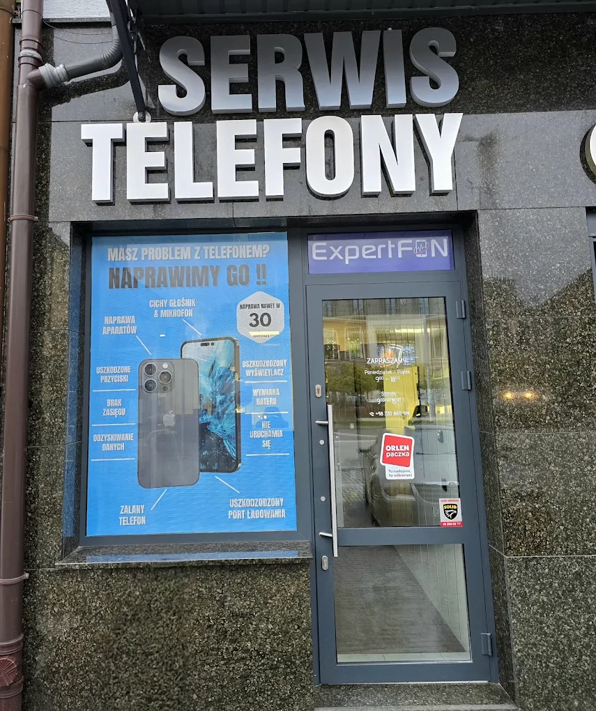 Wejście do punktu ExpertFon w Czarnym Dunajcu przy Rynku 7