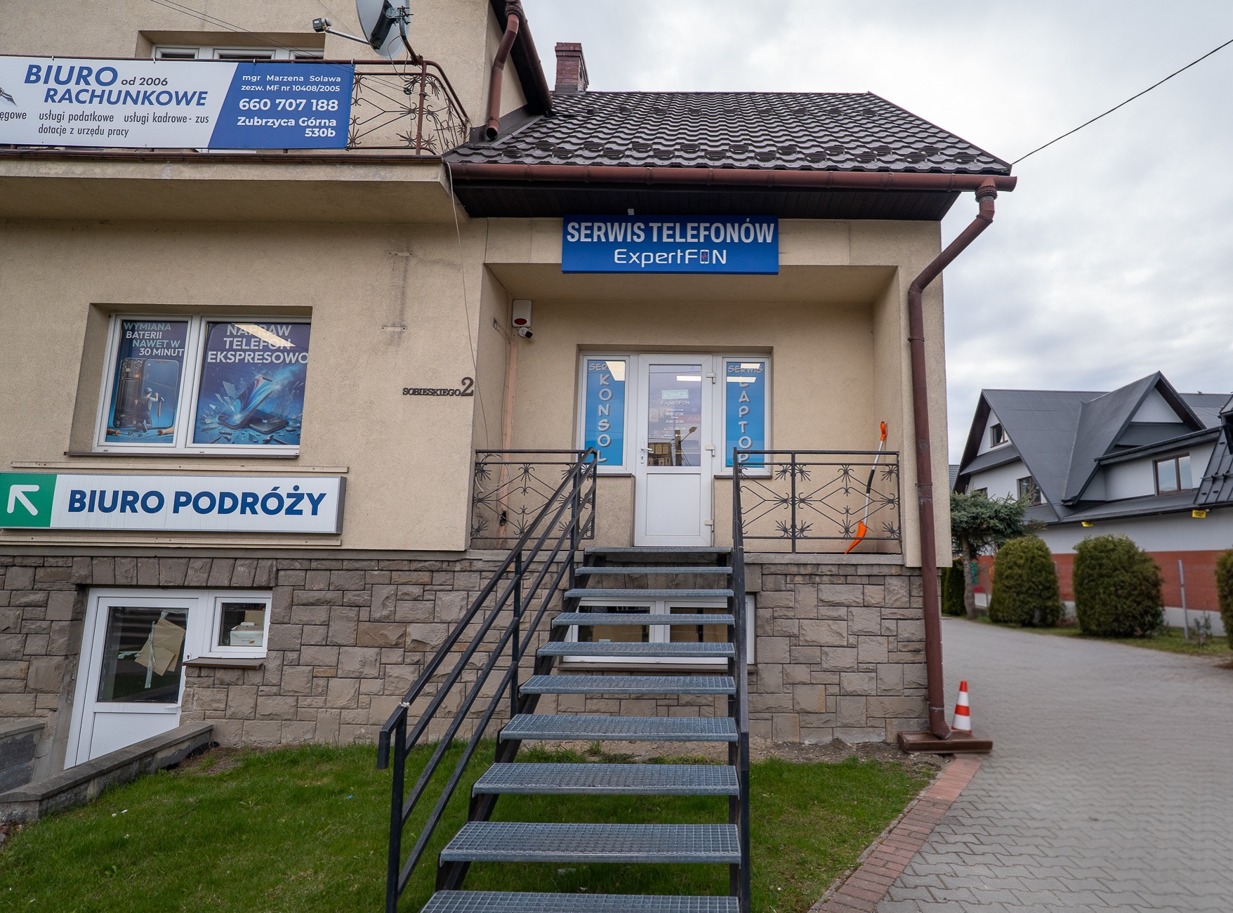 Wejście do punktu ExpertFon w Jabłonce przy ulicy Sobieskiego 2